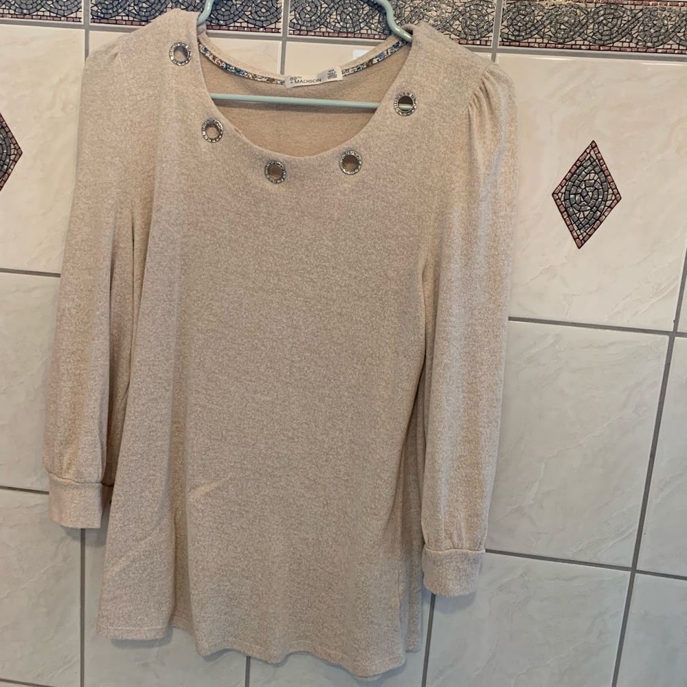 Light beige 3/4 sleeve shirt.